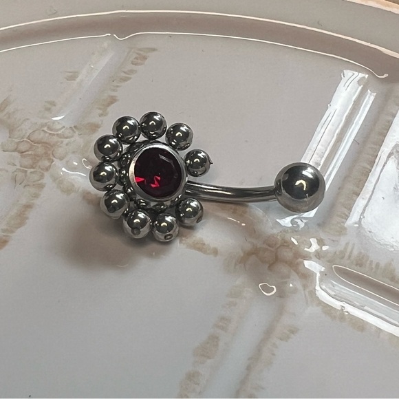 Y2K Navel Piercing – Brand New, 316L Surg‑Steel Sunburst Design with Red CZ - Picture 1 of 5